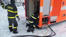 etí hasii vyrábí proud pro Slovince pomocí naftové kontejnerové