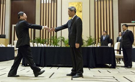 Námstek ínského ministra zahranií ang Ȓ-ün (vlevo) a tchajwanský ministr...