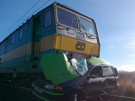 Vlak tlail auto po kolejích asi sto metr