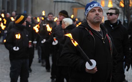 Desítky radikál se sjely do Karlových Var, uctily obti bombardování (15....