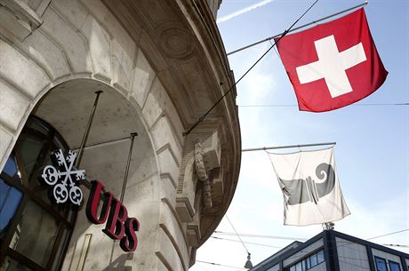 výcarská bank UBS se vykoupila ze skandálu ukrývání penz bohatým Amerianm.