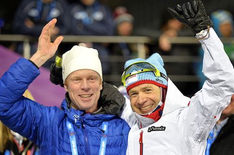 DV LEGENDY. Norský lya Björn Dählie (vlevo) blahopál svému krajanovi Olemu