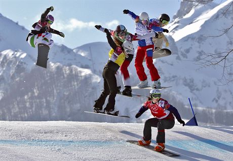 Eva Samkov (vpravo dole) suvernn ovldla olympijsk snowboardcross a dojela...