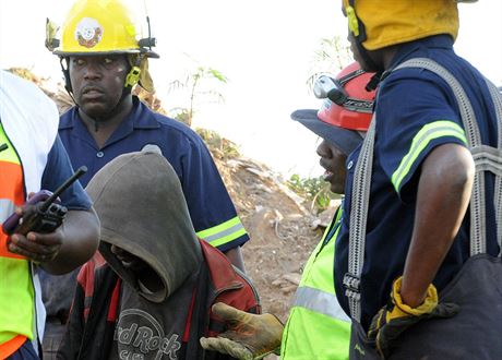 Po záchran horníky zatknuli za ilegální tbu