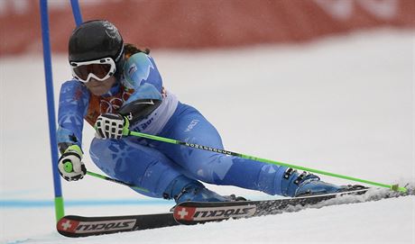 Lyaka Tina Mazeová ze Slovinska na trati obího slalomu.