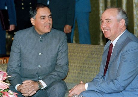 Indický premiér Rádív Gándhí hovoí se sovtským vdcem Michailem Gorbaovem v...