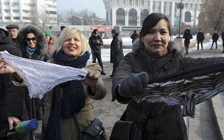 Kazaské eny v nedli v Almaty protestovaly proti naízení, které zakazuje...