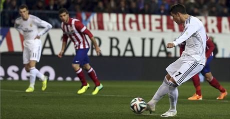 GÓL. Cristiano Ronaldo z Realu Madrid promuje penaltu proti Atlétiku.