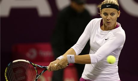 Tenistka Lucie afáová pi duelu proti Pete Kvitové v Dauhá.