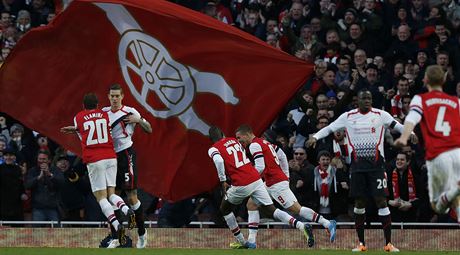 ODPLATA SE DAÍ. Fotbalisté Arsenalu se radují z gólu Lukase Podolského