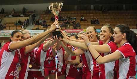 JE NÁ! Prostjovské volejbalistky se radují z triumfu v eském poháru.