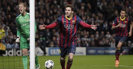VZTEK A RADOST. Barcelonský Lionel Messi práv z penalty pekonal Joea Harta,