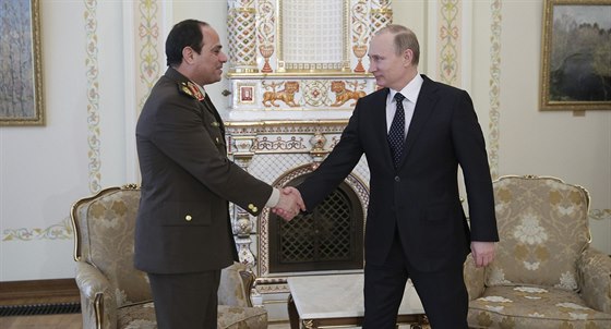 Ruský prezident Vladimir Putin (vpravo) vítá egyptského marála Abdala Fattáha...
