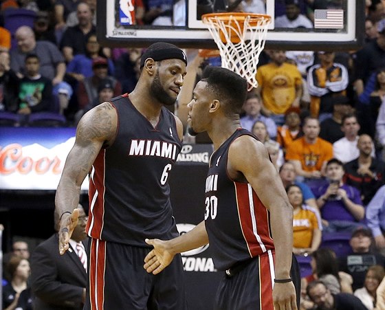 PLÁCNEME SI. LeBron James (vlevo) a Norris Cole z Miami.