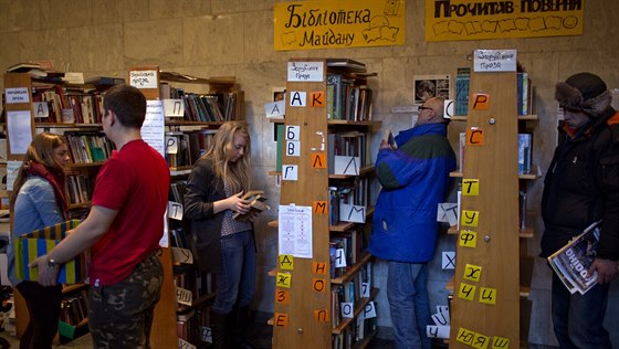 Knihovna, kterou v jedné z obsazených vládních budov zřídili aktivisté.
