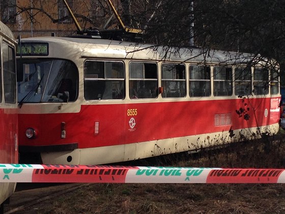 Policisté vyetují smrt eny, kterou lidé nali v tramvaji linky íslo 17 v...