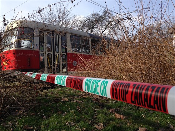 Policisté vyšetřují smrt ženy, kterou lidé našli v tramvaji linky číslo 17 v...