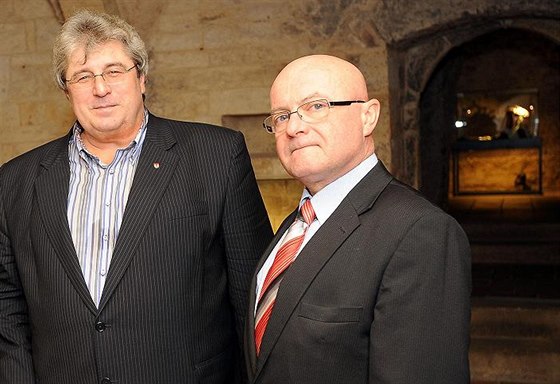 Ředitel krajského úřadu Středočeského kraje Zdeněk Štětina (vpravo) a hejtman...