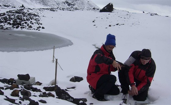 Vědci z Masarykovy univerzity na antarktické expedici v roce 2014. Rostlinní...