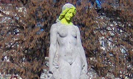 Poniená socha víly v centru Brna.