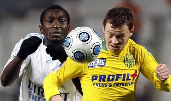 Mamadou Niang (vlevo) z Olympique Marseille a Guillaume Moullec z Nantes.