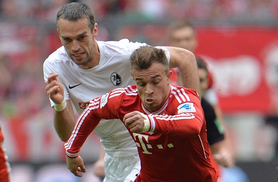Pavel Krma (v bílém) si v dresu Freiburgu zahrál i proti Bayernu Mnichov.