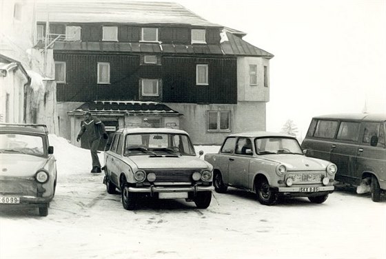 Fotka z 80. let 20.století. Na Klínovec rádi jezdili i východní Nmci.