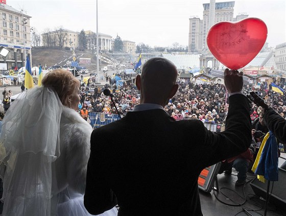 Svátek zamilovaných se dvojice opoziních demonstrant rozhodla oslavit ve...