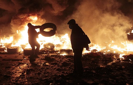 V epicentru protest, ve stedu Kyjeva hoely opt barikády z pneumatik. (18....