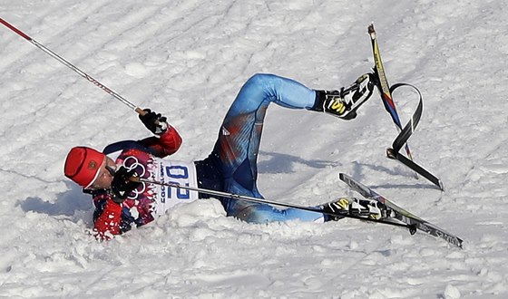 Ruský bec na lyích Anton Gafarov spadl pi semifinálovém sprintovém závodu v...