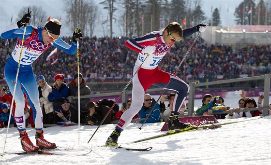 Norský bec na lyích Peter Northug ped Finem Nousiainenem pi tvrtfinálovém...