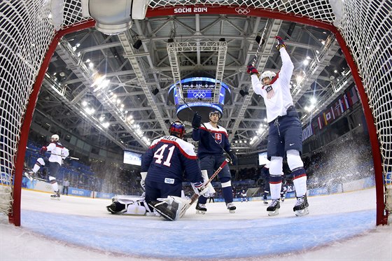 Amerian James van Riemsdyk se raduje z gólu svého spoluhráe Carlsona pi...