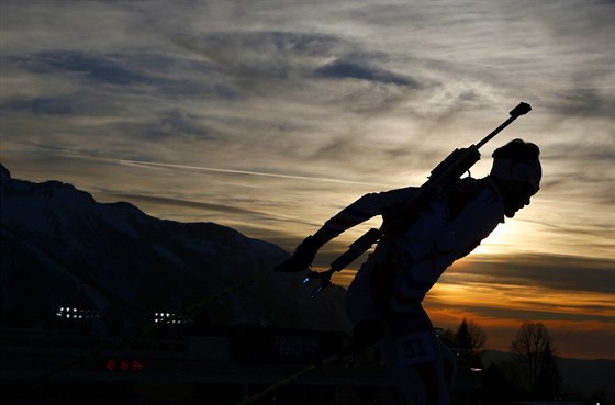 Francouzsk biatlonista Martin Fourcade v zvodu na 20 kilometr. (13. nora...