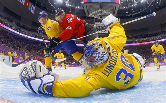 védský gólman Henrik Lundqvist pi úspném zákroku v první tetin utkání se...