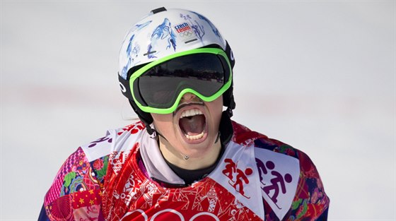 RADOST V CÍLI. Eva Samková vybojovala zlatou medaili ve snowboardcrossu. (16....