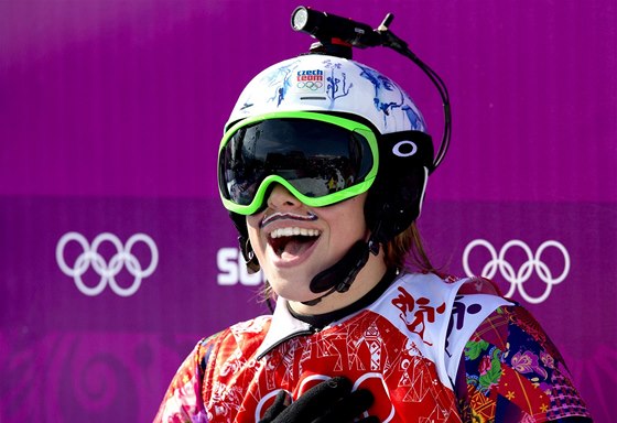 RADOST V CÍLI. Eva Samková vybojovala zlatou medaili ve snowboardcrossu. (16....