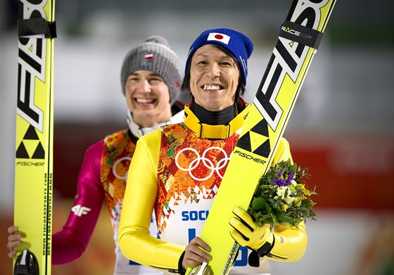 Japonský skokan Noriaki Kasai (vpravo) získal v olympijskému závodu na velkém...