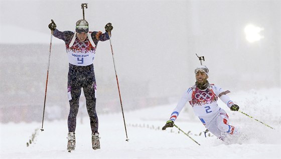 CÍLOVÁ ÁRA. Norský biatlonista Emil Hegle Svendsen (vlevo) a Francouz Martin...