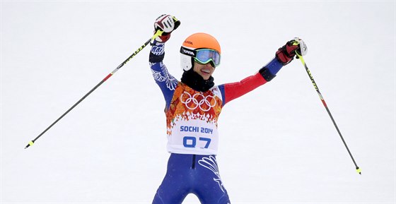 Thajská reprezentantka a svtoznámá houslistka  Vanessa Mae v cíli olympijského...