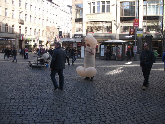 Obří penis v centru Prahy