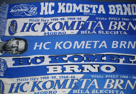 Část klubových šál Komety Brno, které v Ostravě uzmul fanoušek Vítkovic.