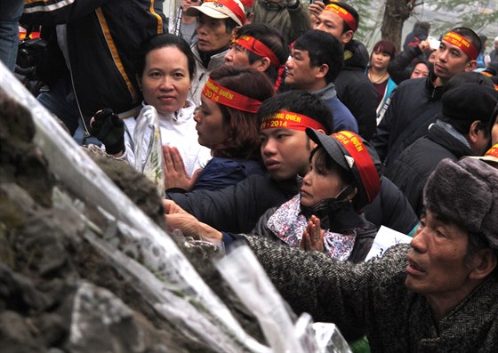 Vietnamským demonstrantm se nakonec podailo poloit vnce u památníku války a rozeli se dom.