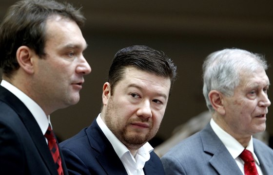 Poslanci Úsvitu Radim Fiala, Tomio Okamura a Ji�í �t�tina p�i tiskové...