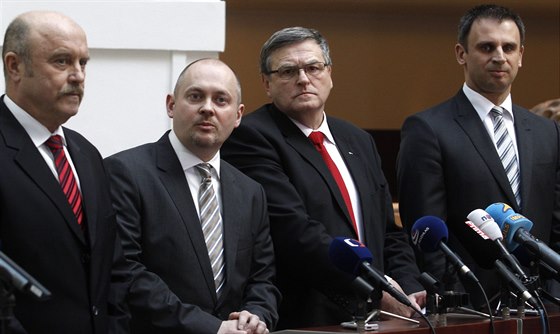 Michal Hašek (druhý zleva) na archivním snímku z roku 2014. Po jeho levici Jiří Běhounek a Jiří Zimola, po pravici Josef Novotný, toho času všechno hejtmani za ČSSD.