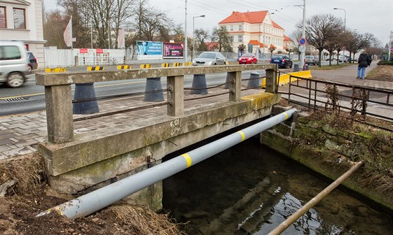 Mostek na Praské tíd v Hradci Králové podemlela voda v ervnu 2013.