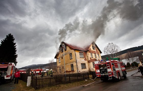 Požár domu v Deštném v Orlických horách (14. 2. 2014)