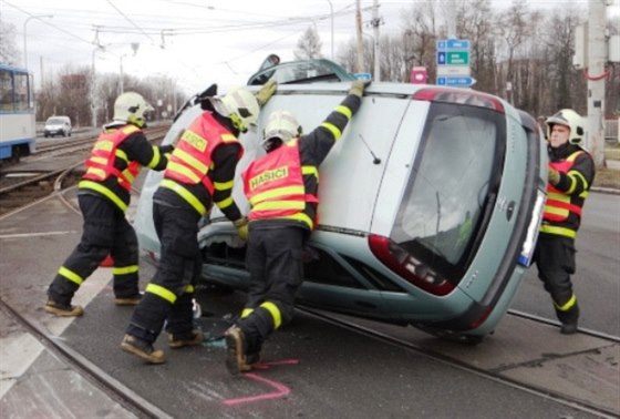 Vz Opel Corsa skonil pevrácený na stee v kiovatce Výkovické a Pavlovovy...