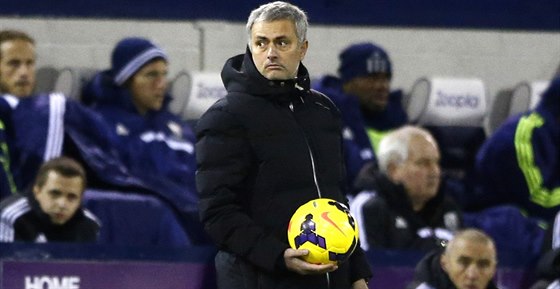 José Mourinho, trenér Chelsea, bhem utkání na hiti West Bromwiche.