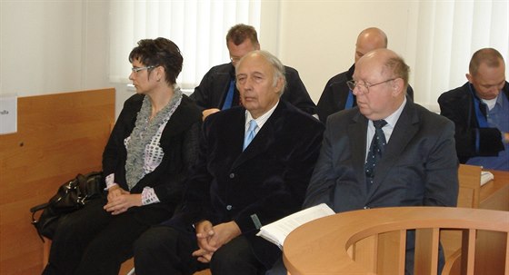 Obalovaní (zleva) Marie noblová, Pavel Hucl a Karel Kaiser u soudu.