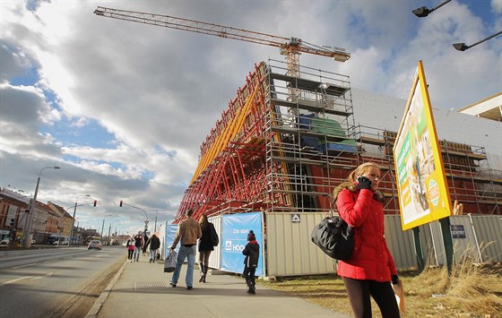 Výstavba Nového divadla v Plzni na Palackého námstí.